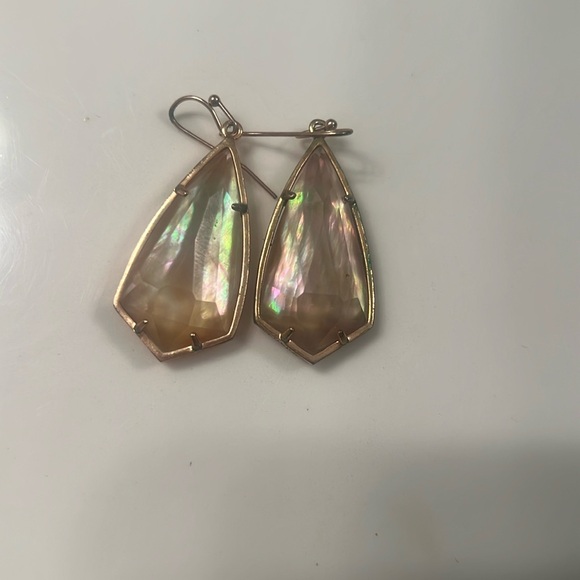Kendra Scott rose gold mother of pearl earrings - Picture 1 of 3